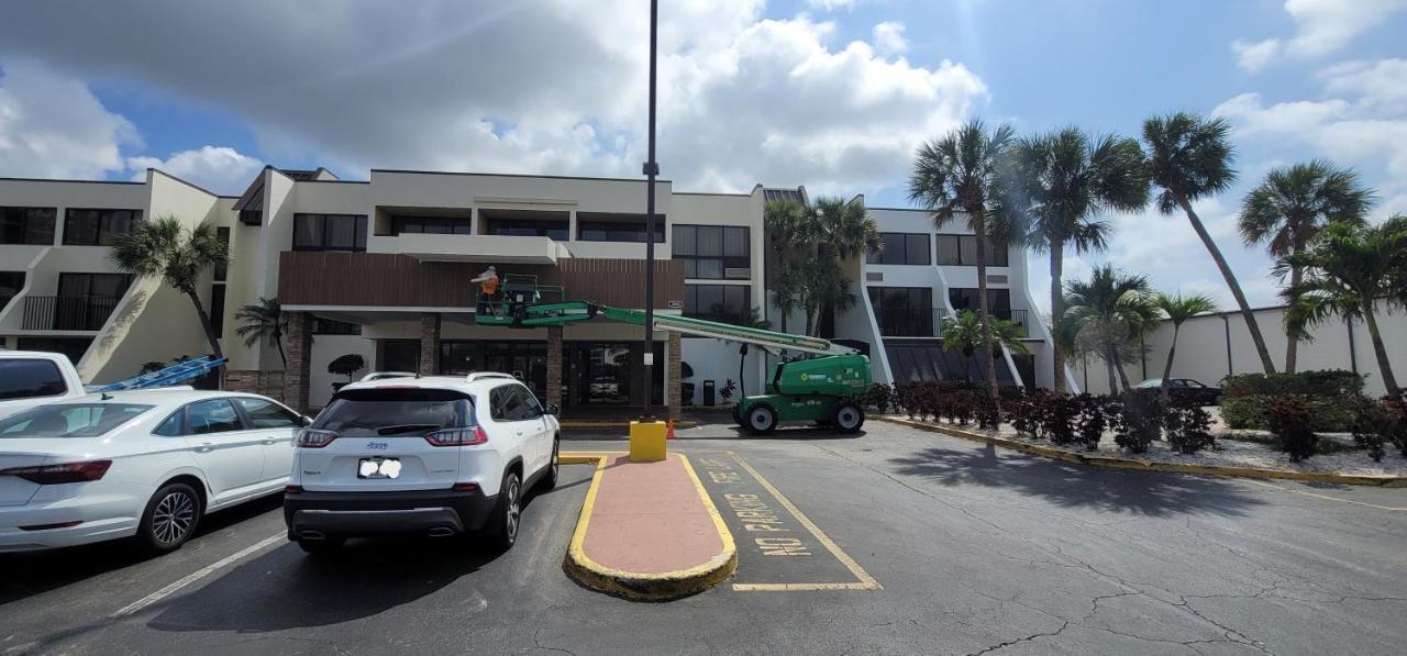 Tropical Palms Hotel Clearwater Exterior photo